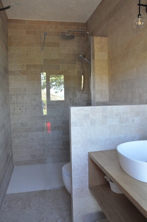 Regadera, secadora de cabello, toallas, papel de baño