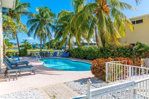 Sombrero Beach Beauty~ 50` Dock Private Pool Home!