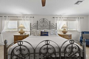 5 habitaciones, escritorio y tabla de planchar con plancha