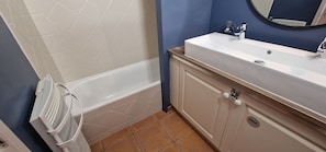 Baignoire, sĂšche-cheveux, serviettes fournies, papier toilette