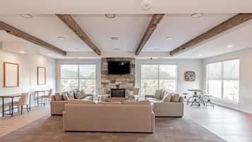 Smart TV, chimenea, futbolito, oficina