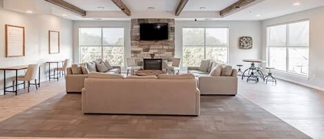 TV connectée, cheminée, baby-foot, espaces bureaux