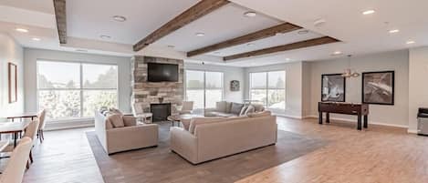 Smart TV, chimenea, futbolito y oficina