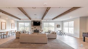 Smart-tv, eldstad och bordsfotboll