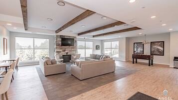 Smart-tv, eldstad och bordsfotboll