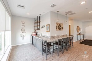 Fridge, microwave, oven, stovetop - Family & Friends Stay, Walkable Location+Amenities (Rexburg)