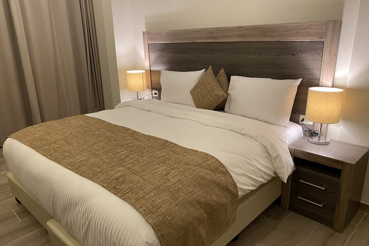 1 bedroom, Egyptian cotton sheets, premium bedding, Select Comfort beds