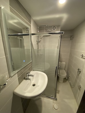 Quarto duplo conforto | Banheiro | Chuveiro, produtos de toalete de grife, secador de cabelo, bidê
