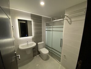 淋浴设施、名牌洗护用品、吹风机、坐浴桶