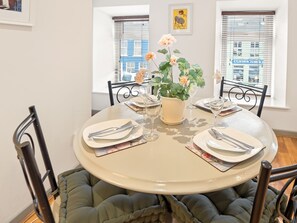 Cottage | Dining - Town Centre Apartment, Clifden (Clifden)
