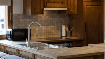 Coffee/tea maker, fridge, microwave, oven