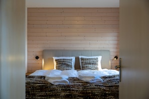 3 bedrooms, WiFi (free), bed sheets
