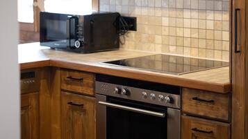 Wasserkocher mit Kaffee-/Teezubehör, Kühlschrank, Mikrowelle, Ofen