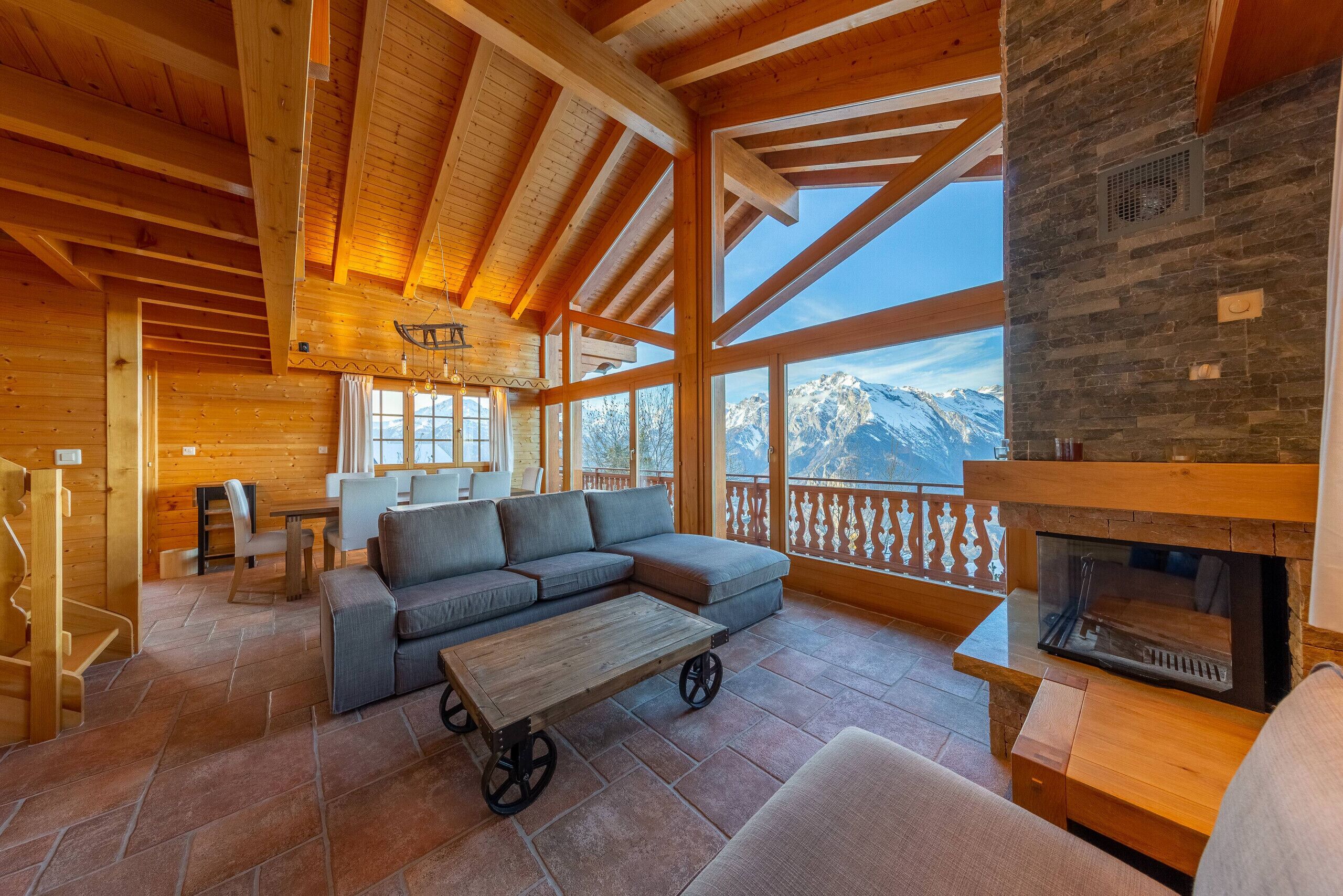 Een televisie en een open haard