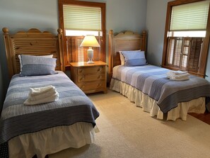 6 Schlafzimmer, Schreibtisch, Bügeleisen/Bügelbrett, Reisekinderbett