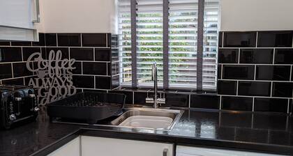 3 Bed City Home | South Facing Patio | 4-5 Beds