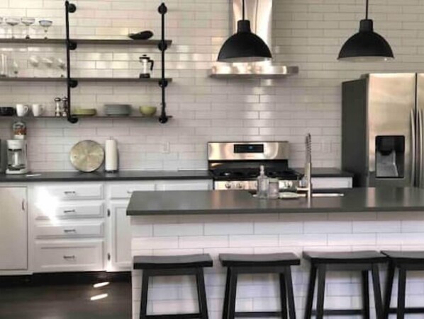 Geladeira, micro-ondas, fogão, cooktop
