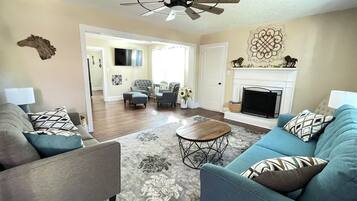 Smart TV, libri, impianto stereo