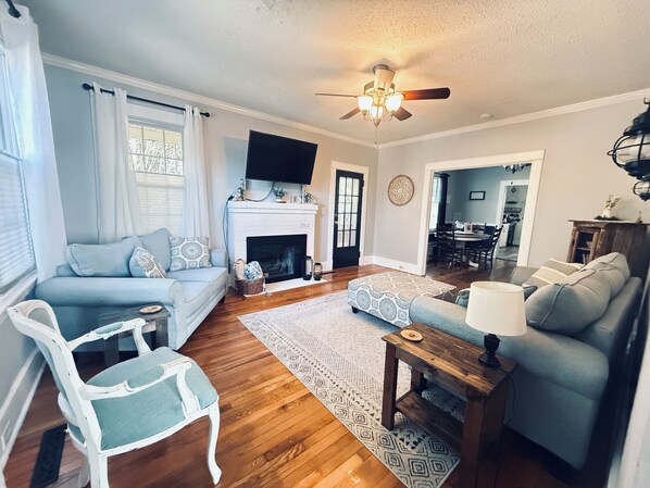 Smart TV, books, stereo