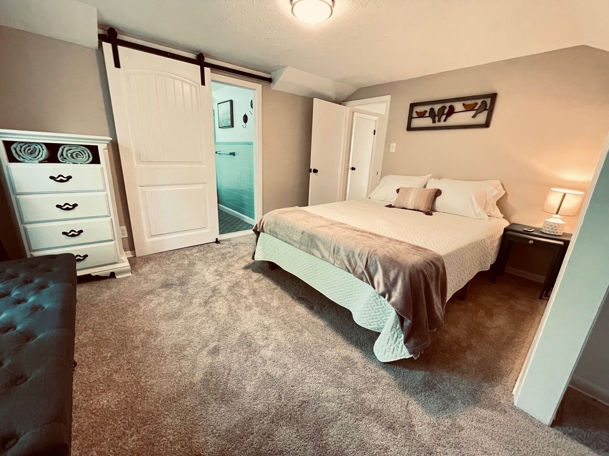 7 makuuhuonetta, tallelokero huoneessa, työpöytä, silitysrauta/-lauta