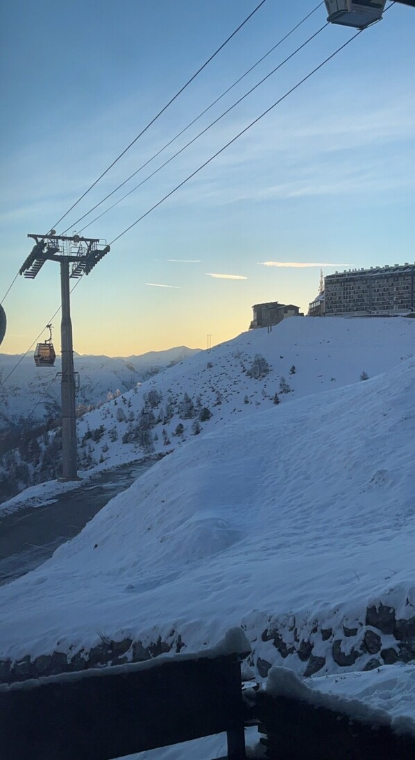 A snow-covered landscape with a ski lift and a building in the background. - Studio in Saint Lary at the foot of the slopes (Saint-Lary-Soulan)