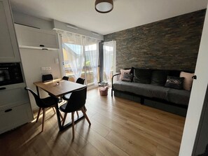 A compact living space with a kitchen, dining area, and seating area. - Studio in Saint Lary at the foot of the slopes (Saint-Lary-Soulan)