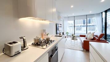 Kjøleskap, mikrobølgeovn, ovn og kokeplater