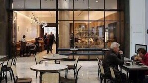 A restaurant with tables and chairs arranged outside. - Modern Luxury 2B2B Sky Garden SmartTV (Glen Waverley)