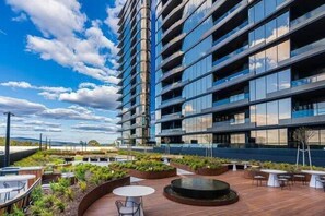 Outdoor dining - Modern Luxury 2B2B Sky Garden SmartTV (Glen Waverley)