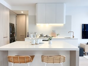 Frigorífico, microondas, horno y placa de cocina