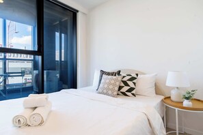 2 bedrooms, iron/ironing board, WiFi, bed sheets - Modern Luxury 2B2B Sky Garden SmartTV (Glen Waverley)