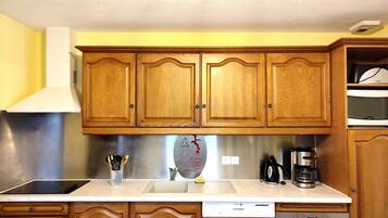 雪櫃、微波爐、焗爐、爐具