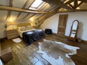 4 slaapkamers, een bureau, een strijkplank/strijkijzer, reisbedje