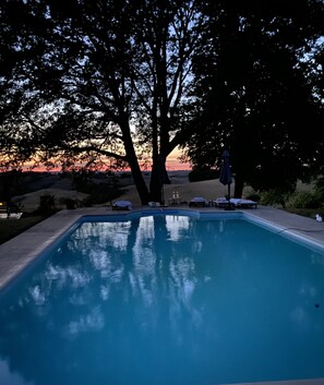 Een buitenzwembad en een verwarmd zwembad