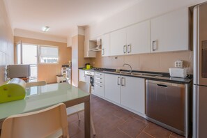 Kühlschrank, Mikrowelle, Ofen, Geschirrspüler