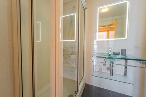 Badewanne, Haartrockner, Handtücher, Shampoo