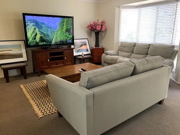 Smart TV, books - Perfect Family Retreat near CBD & Airport (Carina)