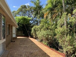Property grounds - Perfect Family Retreat near CBD & Airport (Carina)