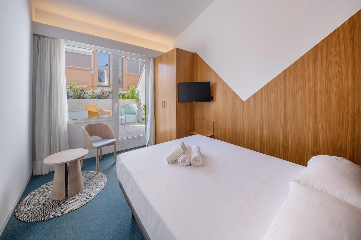 Habitación doble estándar, 1 cama matrimonial | Caja de seguridad en la habitación y insonorización
