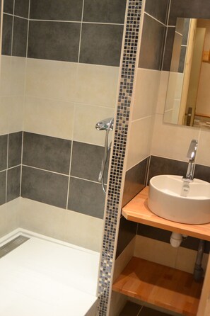 Douche, sĂšche-cheveux