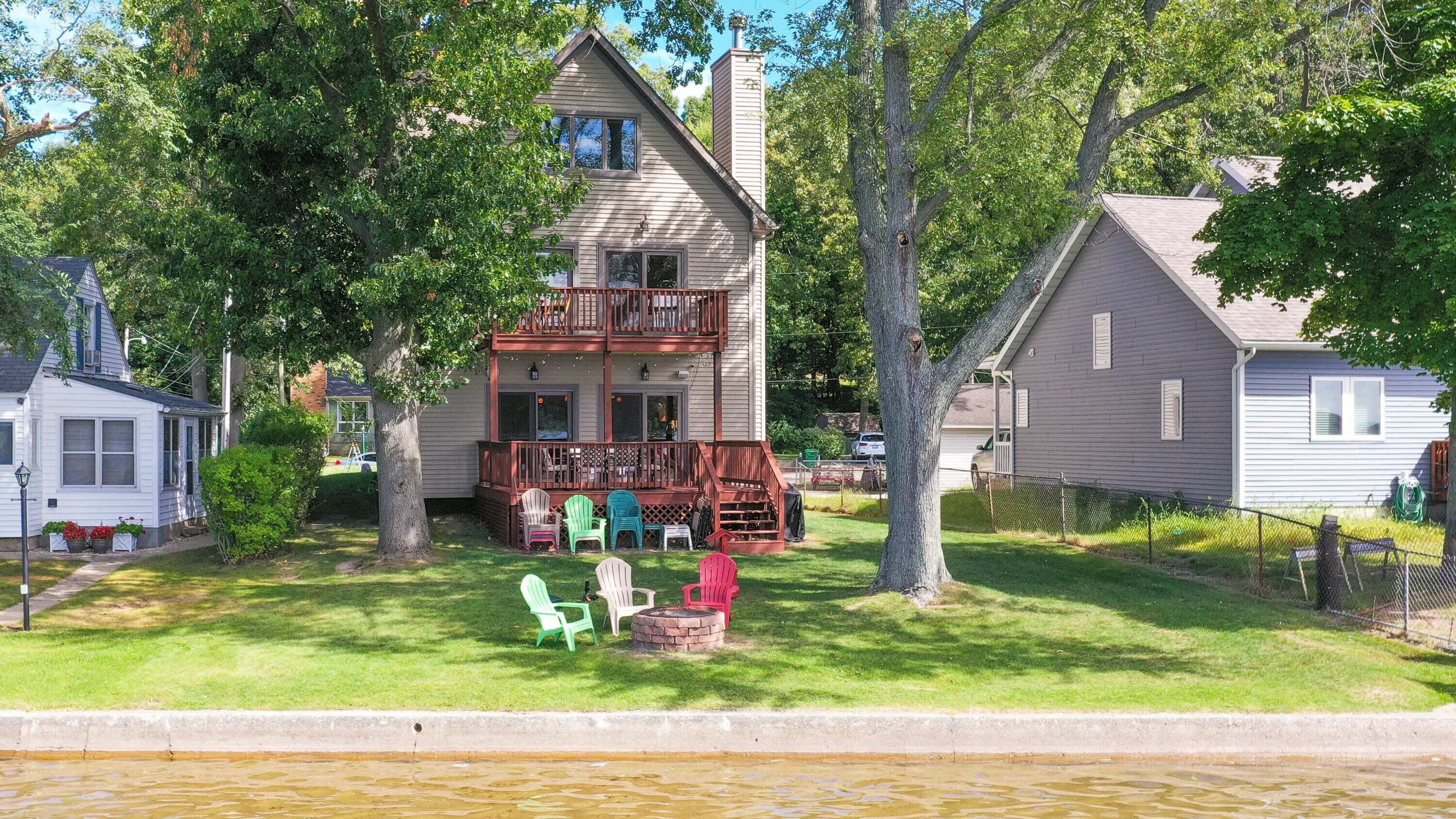 Lakeshore Lodge