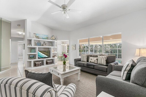 Smart TV - 3 bedroom house plus office with private pool. 5 minutes from the beach. Pets OK (Marco Island)