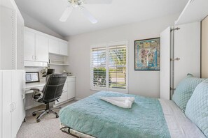 4 habitaciones, escritorio y tabla de planchar con plancha