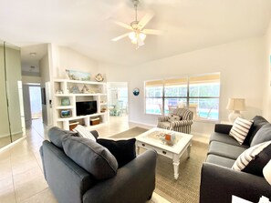 Smart TV - 3 bedroom house plus office with private pool. 5 minutes from the beach. Pets OK (Marco Island)