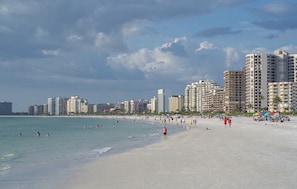 Sun loungers, beach towels - 3 bedroom house plus office with private pool. 5 minutes from the beach. Pets OK (Marco Island)