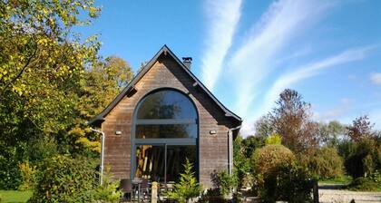 Gite 6p pleine nature:LE POMMIER parc 5000m2 jeux cabanes ,feu de bois,mer 2Omn.