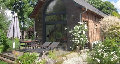 Gite 6p pleine nature:LE POMMIER parc 5000m2 jeux cabanes ,feu de bois,mer 2Omn.