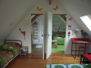 2 quartos, escrivaninha, ferros/tábuas de passar roupa, berço de viagem