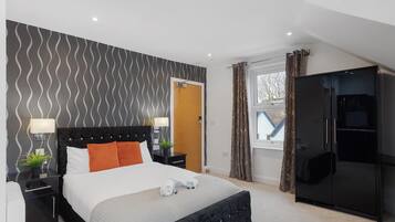 1 slaapkamer, een strijkplank/strijkijzer, wifi, beddengoed