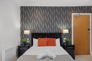 1 habitación, tabla de planchar con plancha, wifi y ropa de cama
